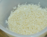 Foto del paso 2 de la receta: Onigiris de salmón fáciles en microondas
