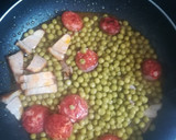 Foto del paso 6 de la receta: Huevos a la flamenca con chorizo y chicharrones
