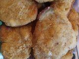Milanesas fritas acompañadas de papas rústicas al horno