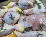 Foto del paso 2 de la receta: Pollo al horno con papas, romero y limón