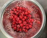Une image de l'étape 1 de Coupes aux framboises, skyr et cranberries.