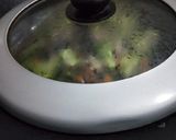 Foto langkah ke 4 dari resep 63. Tumis Brokoli Ayam Jamur.