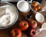 Foto del paso 1 de la receta Bizcocho suave con cubierta de manzanas, de azúcar, de canela y de nueces
