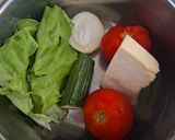 Pas rețetă Salata de Roșii cu Brânză🍅🥒🧅🍞🧂 1 fotografie