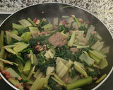 Foto del paso 3 de la receta: Acelgas salteadas con salsa tartufata