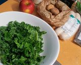 Une image de l'étape 1 de Boudin bowl aux pommes caramélisées, chou kale mariné, noix et sauce au persil.