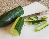 Foto del paso 2 de la receta: Emparedado (bocatta) de pan de centeno con queso crema y pepino