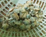 Hình bước làm 1 của món Ngao xào dứa và canh chua ngao