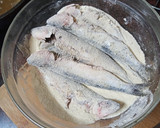 Foto del paso 1 de la receta: Sardinas fritas con papas y mojo verde