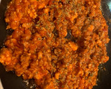 Foto del paso 3 de la receta: Calabacines rellenos de carne picada, gratinados en freidora de aire