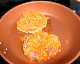 Foto del paso 8 de la receta: Hamburguesa de salmón con salsa de pepino (Sin sal añadida)