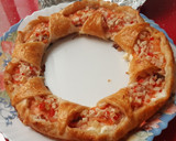 Foto del paso 9 de la receta: Corona de hojaldre con salmón ahumado, surimi y queso crema. Sin gluten