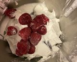 Foto del paso 2 de la receta: Paletas de helado de coco, frambuesas y arándanos keto