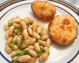 Foto del paso 7 de la receta: Merluza Rebozada con alubias al ajillo