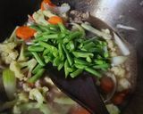 Foto langkah ke 5 dari resep Tumis kembang kol, wortel, buncis dan ayam.
