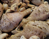 Foto del paso 2 de la receta: Muslitos de pollo en salsa con champiñones y arroz