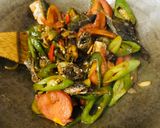 Foto langkah ke 3 dari resep Tumis Pindang Pedas.