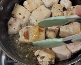 Foto del paso 2 de la receta: ### CAZÓN DORADO EN MANTECA AL AJO CON PAPRIKA