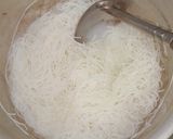 Foto langkah ke 2 dari resep Bihun goreng.