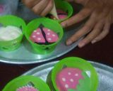Foto langkah ke 4 dari resep Bolu kukus karakter.