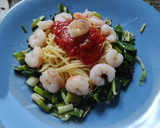 Foto del paso 4 de la receta: Espaguetis a l'arrabiata con ajetes y gambas