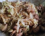 รูปขั้นตอนการทำที่ 6 ของ ผัดกะหล่ำปลีหมูวุ้นเส้น