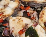 Foto langkah ke 3 dari resep Ikan Tengiri Cabe Bawang Daun Kare.