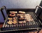 Foto del paso 4 de la receta: Parrillada: chinchulines de cordero, chorizos de pollo, conejo, criollos, churrasquitos de cerdo