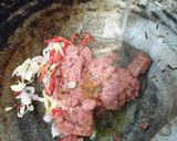 Foto langkah ke 2 dari resep Tumis Kentang Kornet.
