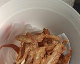 Foto langkah ke 4 dari resep Ikan Asin Bulu Ayam Goreng Krispi.