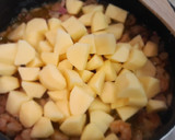 Foto del paso 3 de la receta: Patatas en salsa con langostinos y champiñones