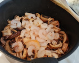 Foto del paso 3 de la receta: Salteado de chipirones al ajillo con gambas y champiñones