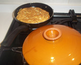 Foto del paso 10 de la receta: Tortilla de ajos tiernos, champiñones y atún