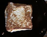 A picture of step 3 of Egg and bread sandwich.
