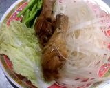 รูปขั้นตอนการทำที่ 1 ของ เส้นเล็กน้ำไก่ตุ๋น
