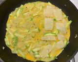 Foto del paso 5 de la receta Tortilla de calabacín, cebolla y parmesano