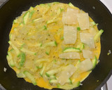 Foto del paso 5 de la receta: Tortilla de calabacín, cebolla y parmesano