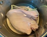 Hình bước làm 2 của món Nộm tai heo cổ hũ dừa