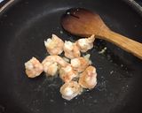 Foto langkah ke 3 dari resep Creamy Garlic Prawn Spaghetti.