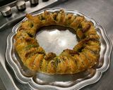 Une image de l'étape 8 de Couronne feuilletée au pesto, gouda et coriandre.