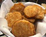 Szerecsendiós fokhagymakrémleves sajttócsnival recept fázis 6 fotója