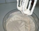 A picture of step 2 of Strawberry and chocolate flakes ice cream.