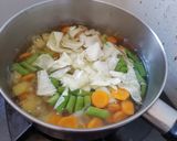 Foto langkah ke 5 dari resep Sayur Sop Sosis Bening.