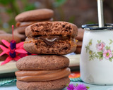 Foto del paso 6 de la receta: Alfajores de chocolate rellenos con dulce de leche y Nutella😜