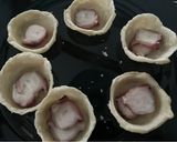 Foto del paso 5 de la receta: Canapés de salmón marinado, pulpo, mango y aguacate
