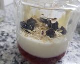 Foto del paso 1 de la receta: Yogur hecho con kéfir con frutillas coco y pasas de uva