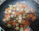 Foto del paso 4 de la receta: Albóndigas de ternera en salsa de setas y zanahoria