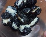 Foto langkah ke 2 dari resep Kurma Coklat Isi Keju Oles.