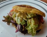 Foto del paso 14 de la receta: Arepa🫓 rellena de berenjena🍆 ahumada, vegetales🧅🍅🥙 y aderezo🤔
