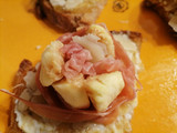 Bruschette con fichi nel turbante di crudo  e  con pesche su letto di burrata e Bresaola